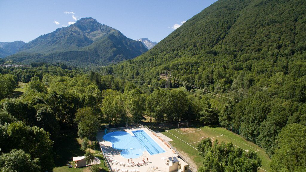 Nella foto dal drone Le piscine del Campeggio Valle Gesso a Entracque Fine descrizione foto.