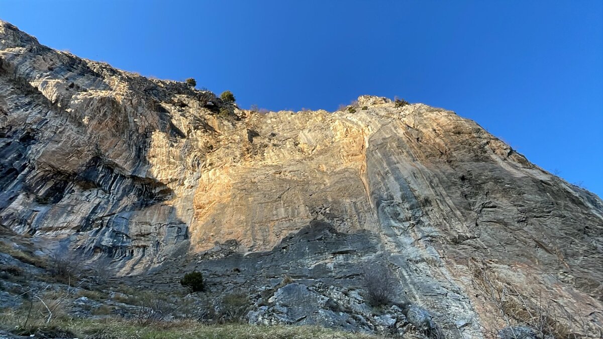 Nella foto si vede: Il settore centrale della Falesia di Andonno | E. Avanzinelli Fine descrizione foto.