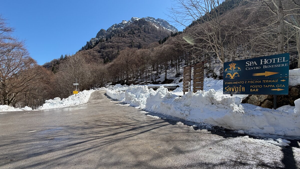 Nella foto del 9 aprile 2026 si vede la strada provinciale a Terme di Valdieri sgomberata dalla neve. Fine descrizione foto.