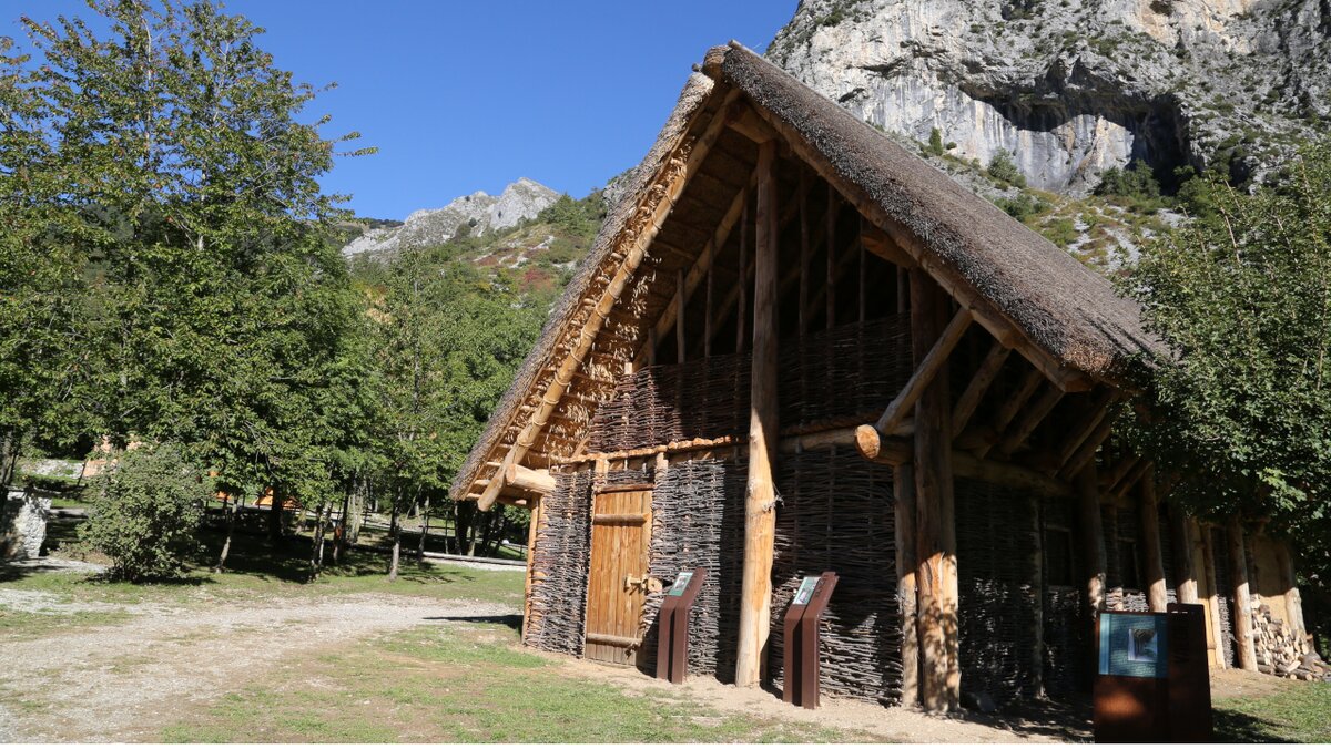 Lo scatto di G. Bernardi mostra una capanna dell'età del bronzo al parco archeologico di Valdieri. Fine descrizione foto.
