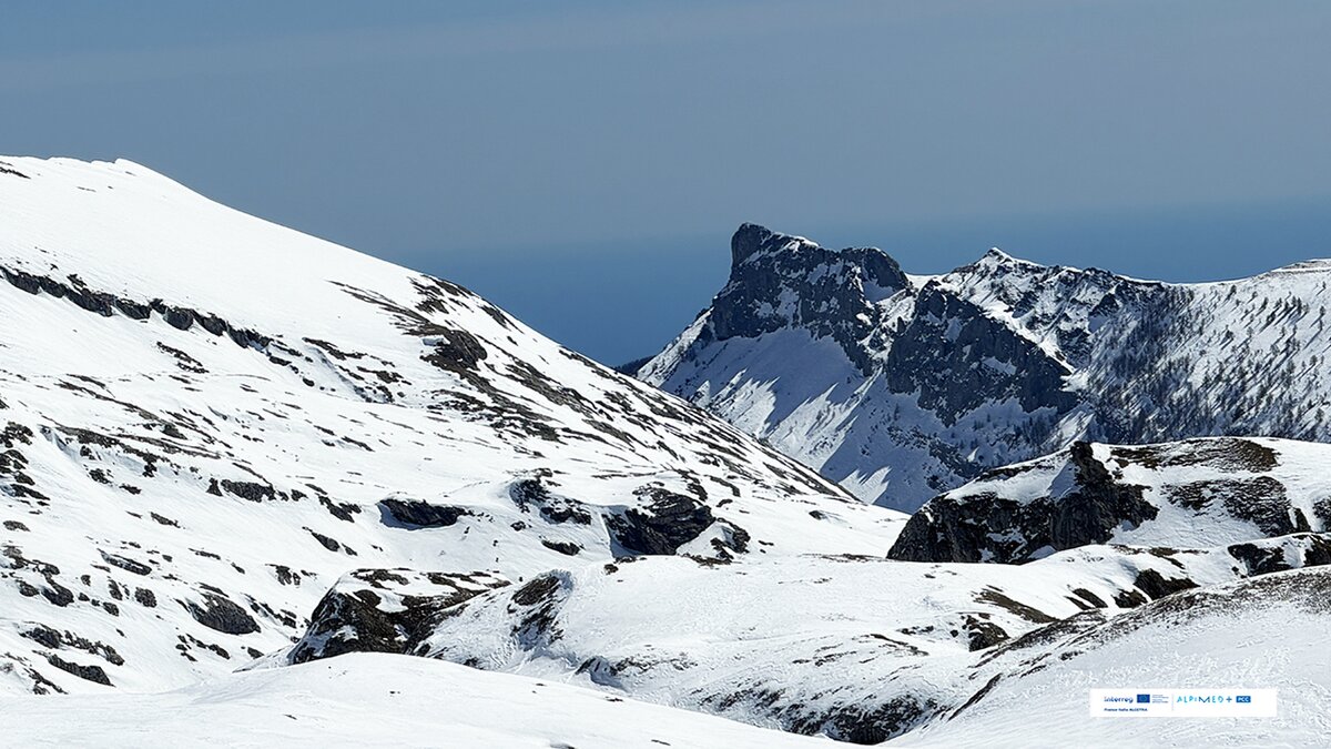 Descrizione foto: in un paesaggio invernale dalla Cima San Salvatore si vedono La Rocca del Ferà (Valle Tanaro - Parco del Marguareis) e il Mediterraneo | G. Bernardi Fine descrizione foto