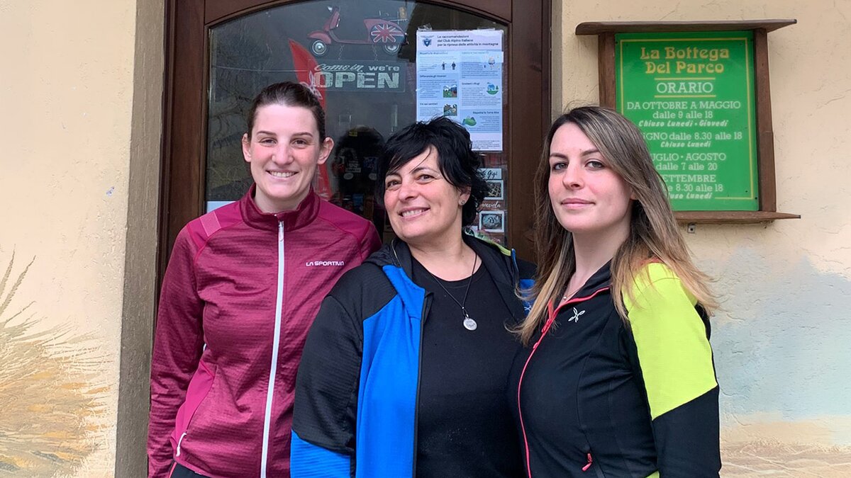 Da sinistra, Arianna, Cinzia e Federica davanti all'ingresso di I Bateur di Sant'Anna di Valdieri. Fine descrizione dell'immagine.