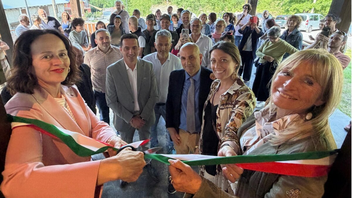 Descrizione foto: si vedono al taglio del nastro, davanti a un folto pubblico, la consigliera regionale Federica Barbero e la presidente dell'ATL del Cuneese Gabriella Giordano| G. Bernardi