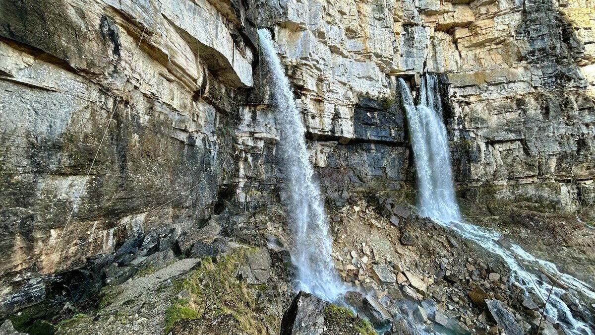 Lo scatto mostra le cascate del Pis del Pesio. Fine descrizione foto.