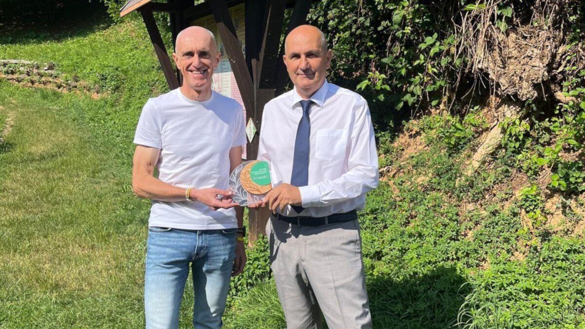 Da sinistra: il direttore Luca Gautero e il presidente Armando Erbì col premio per i finalisti. Fine descrizione foto.
