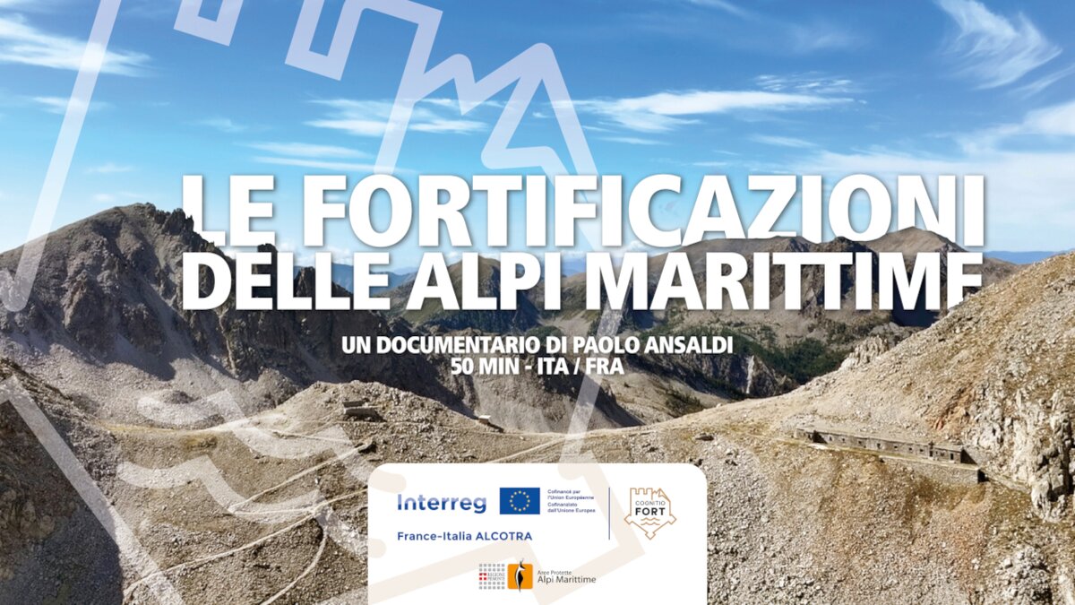 Locandina del documentario Le fortificazioni delle Alpi Marittime di Paolo Ansaldi, con panorama montano attraversato da strade militari e opere fortificate d'alta quota. Fine descrizione della fotografia.