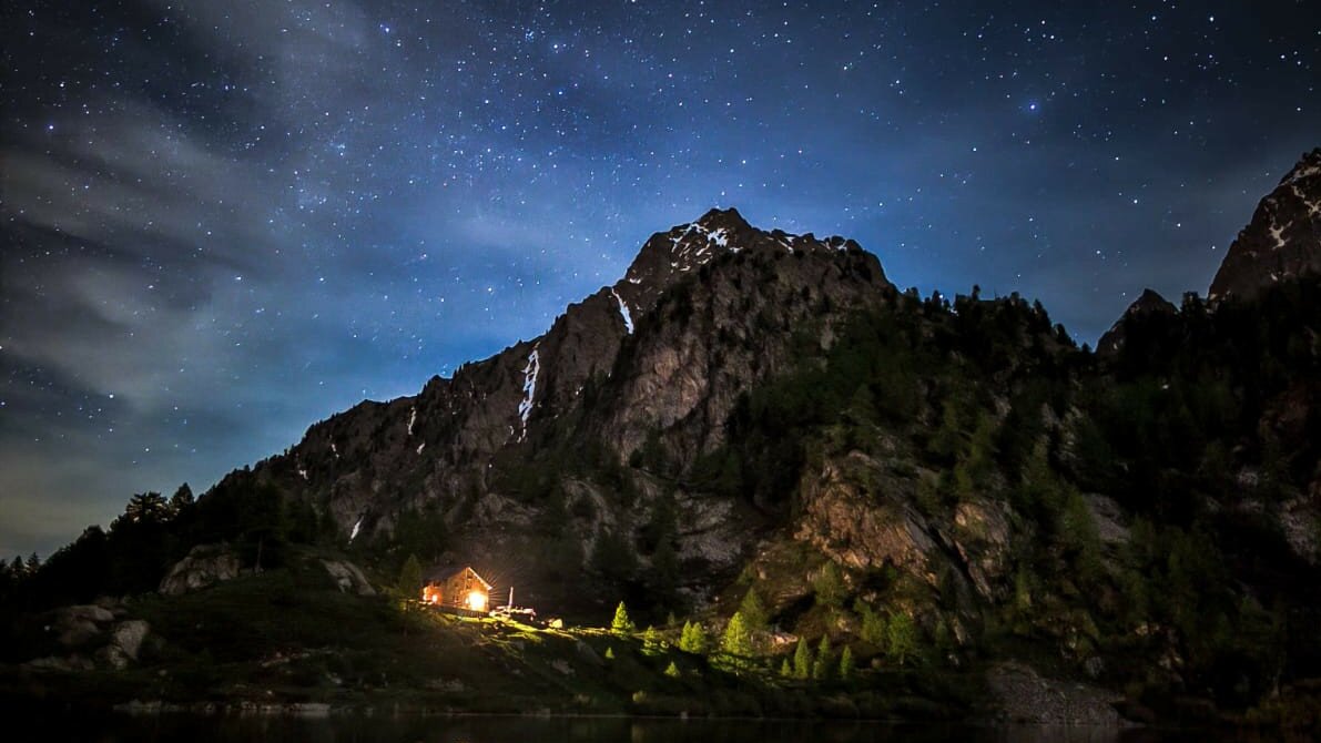 Il rifugio Dante Livio Bianco di notte