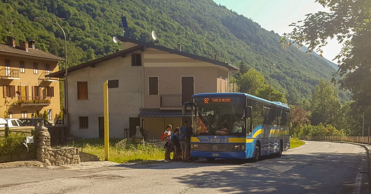 Descrizione foto: Il bus per le Terme alla fermata di Sant'Anna di Valdieri | G. Bernardi fine descrizione foto.