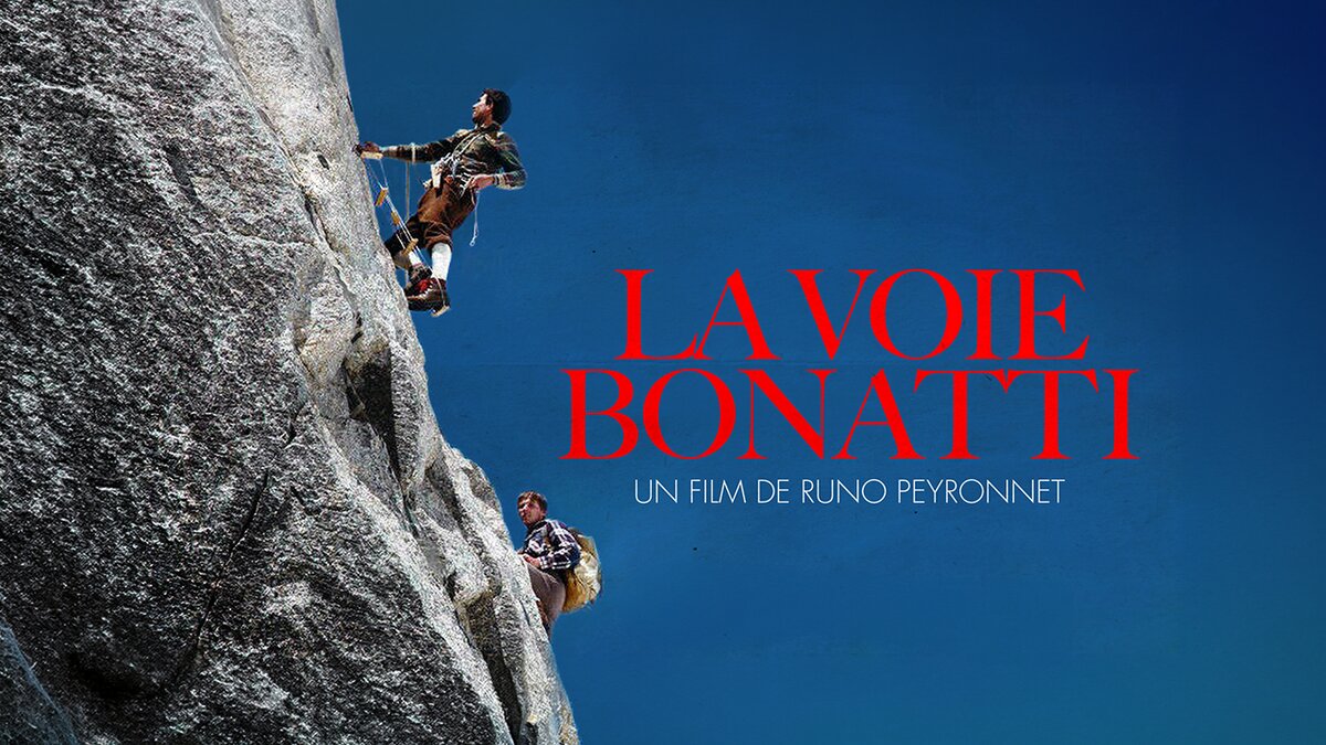 Locandina del film La Voie Bonatti: Walter Bonatti è ritratto da capocordata mentre affronta una parete di granito quasi verticale sotto un intenso cielo blu. Fine descrizione della fotografia.