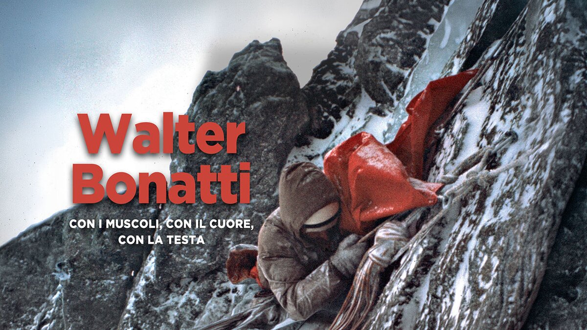 Copertina del documentario Walter Bonatti. Con i muscoli, con il cuore, con la testa: Walter Bonatti è impegnato in un'arrampicata su una ripida parete di roccia e ghiaccio in alta montagna. Fine descrizione della fotografia.