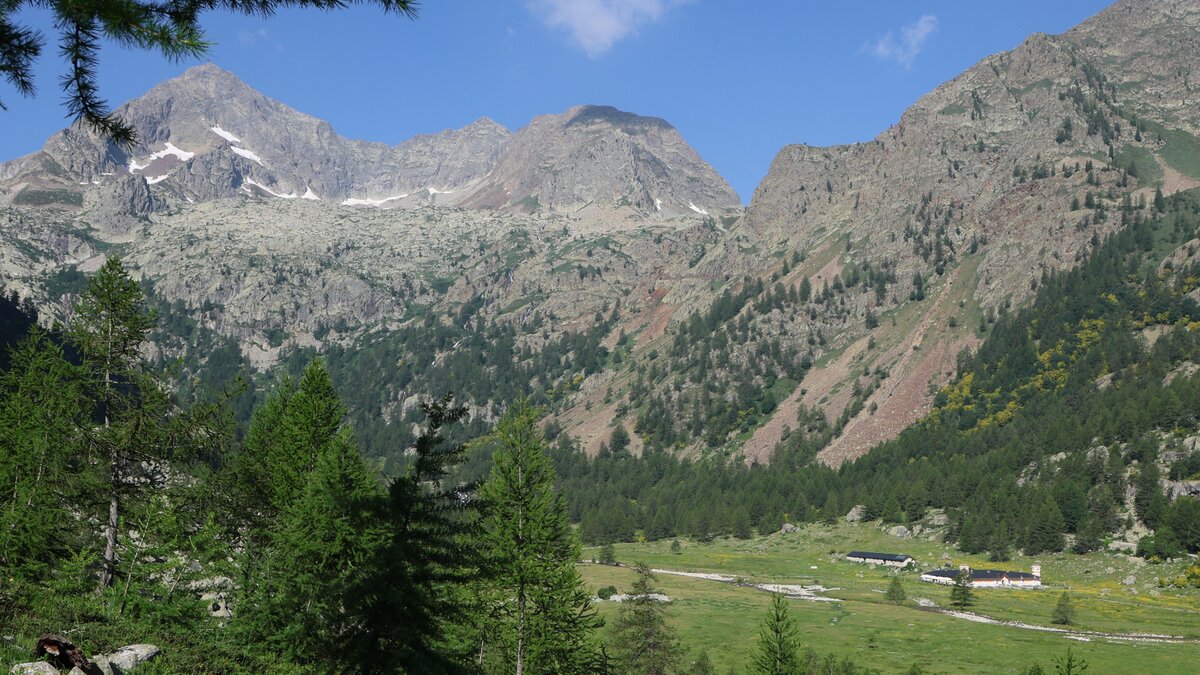 Lo scatto di A. Rivelli mostra il rifugio Valasco. Fine descrizione foto.