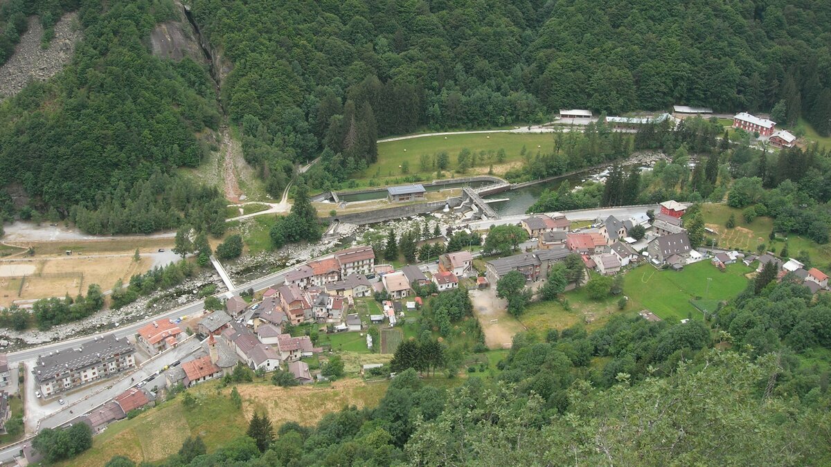 Lo scatto di P. Fenoglio mostra l'abitato di Sant'Anna di Valdieri (Valle Gesso) visto dall'alto. Fine descrizione foto.