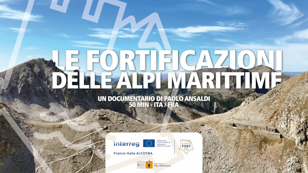 Locandina del documentario Le fortificazioni delle Alpi Marittime di Paolo Ansaldi, con panorama montano attraversato da strade militari e opere fortificate d'alta quota. Fine descrizione della fotografia.