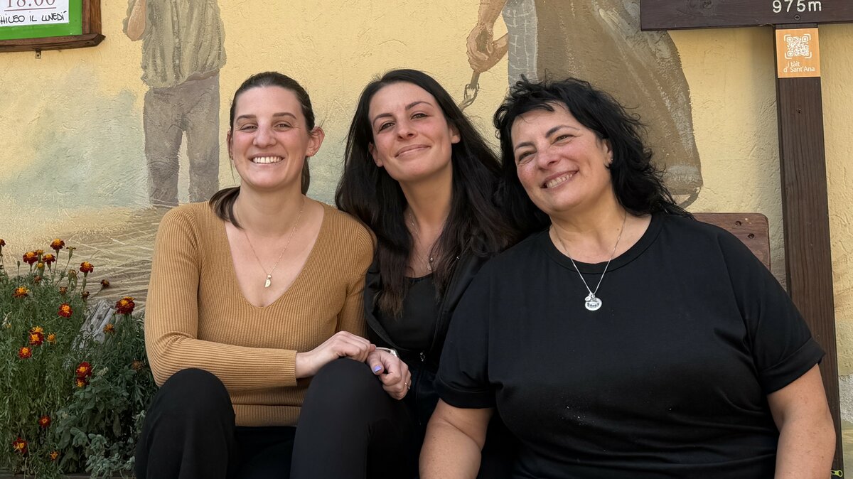 Descrizione foto: davanti a I Bateur primo piano di, da sinistra, di Arianna, Federica e Cinzia. Fine descrizione foto.