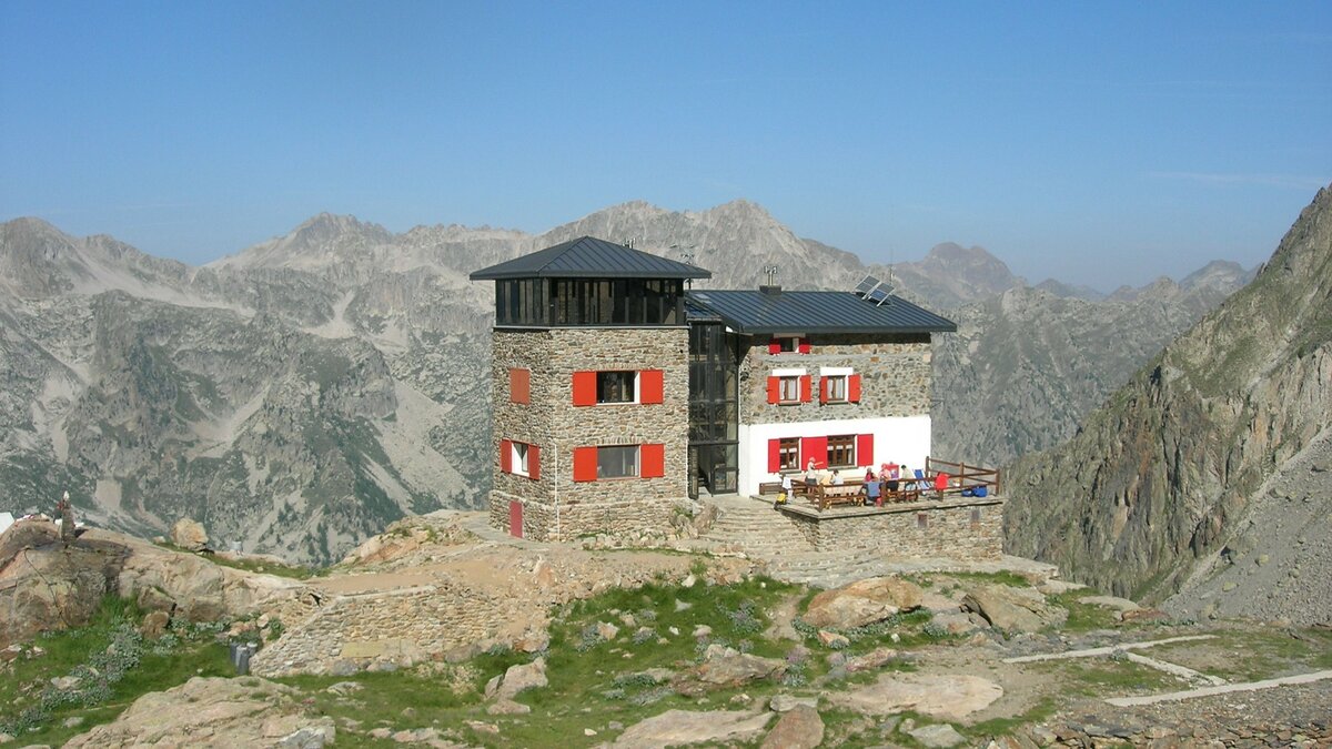 Nella foto si vede da monte il rifugio Remondino, che sarà ancora aperto fino al 4 ottobre tutti i giorni fine descrizione della foto.