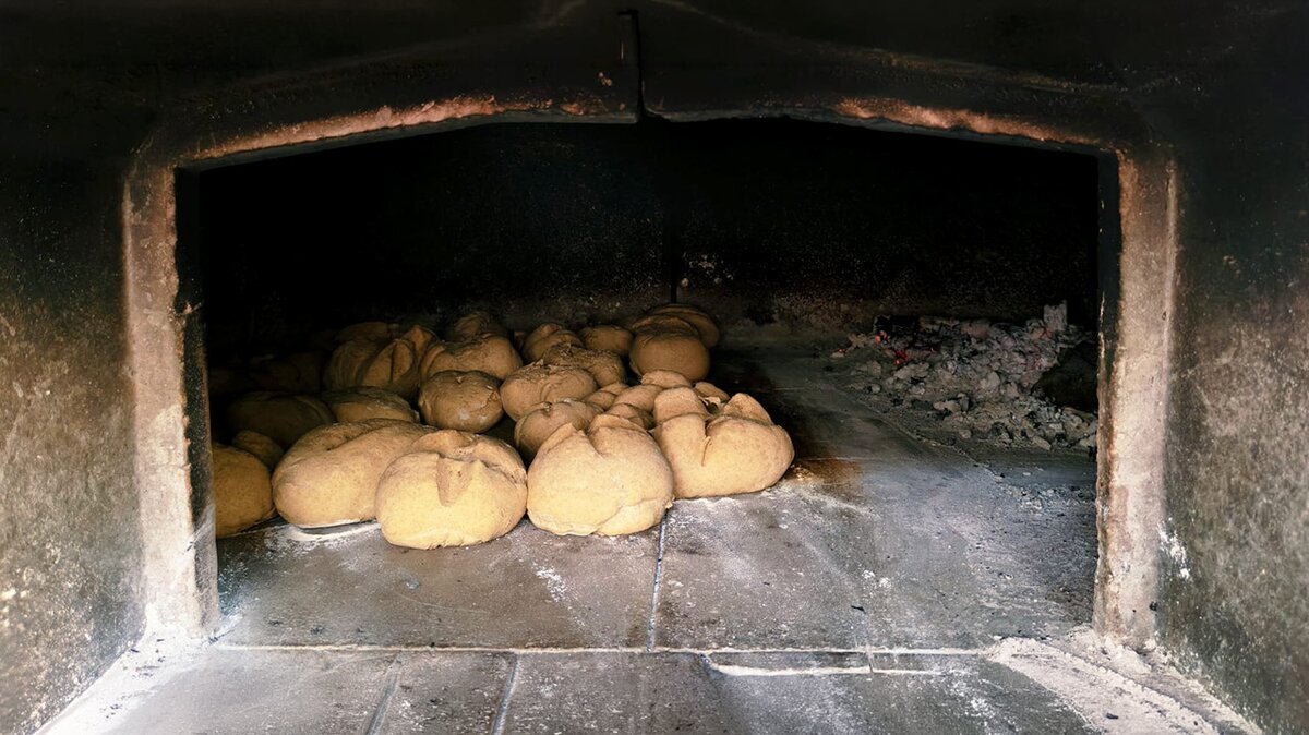 Il Pan barbarià cuoce nel forno comunitario dell'Ecomuseo della Segale a Sant'Anna di Valdieri. Autore: Marco Dogliotti. Fine descrizione della fotografia.