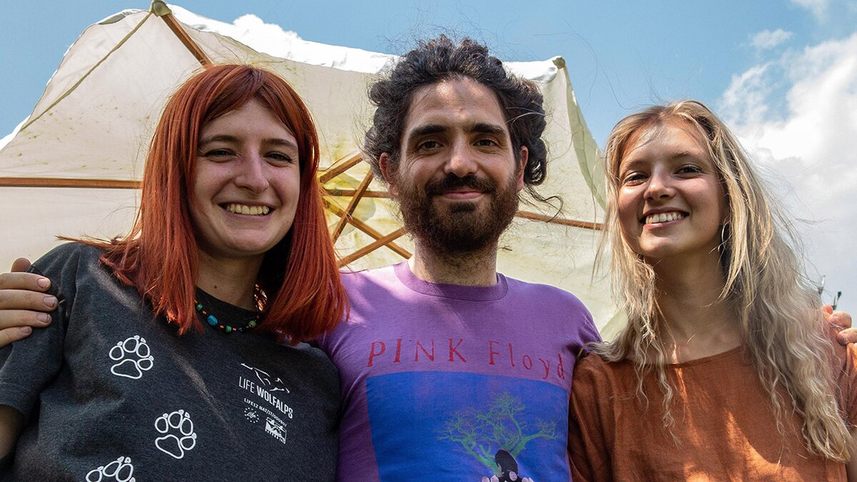 Fotografia: Alma, Maurizio e Chiara, i primi tre volontari del Servizio Civile Universale ad avere prestato la loro opera presso il nuovo Ente di gestione Aree Protette Alpi Marittime. Fine descrizione fotografia.