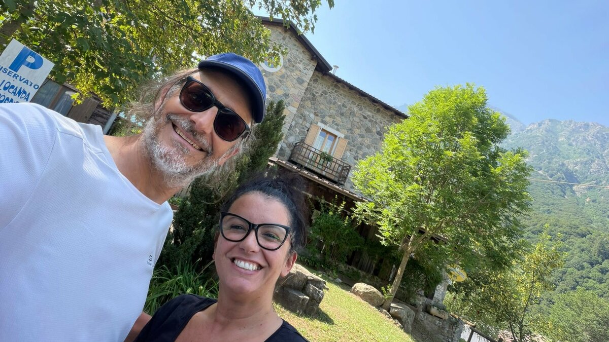 Nella foto un selfie di Katia con un passeggero della navetta australiano a Trinità di Entracque. Fine descrizione foto.