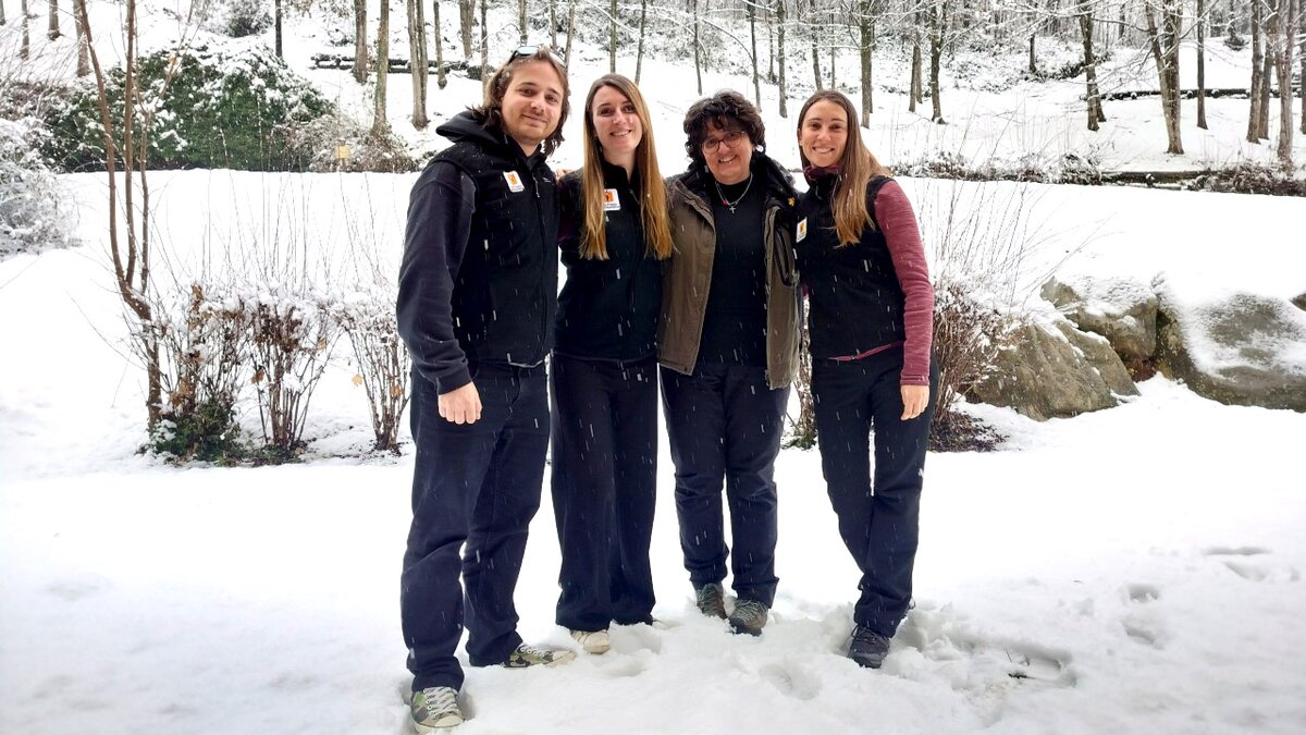 Fotografia: Matteo, Marta e Benedetta insieme a Erika Chiecchio. Archivio APAM. Fine descrizione della fotografia.
