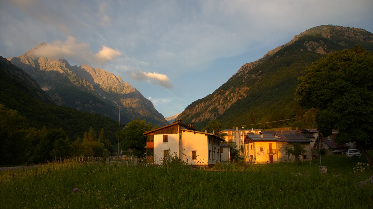 Descrizione foto: L'abitato di Sant'Anna all'alba; sullo sfondo l'Asta sottana | G. Bernardi