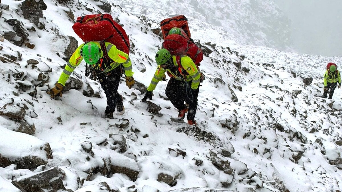 Descrizione foto: Volontari del CNSAS nell'operazione di soccorso (23 ottobre) sul Corno Stella camminano su un terreno molto difficile coperto di neve e ghiaccio| Foto CNSA Fine descrizione foto.