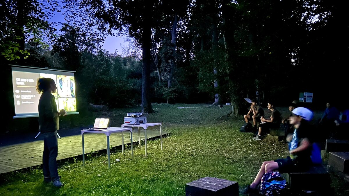 Descrizione immagine Dintorni della foresteria dell'Oasi nella Riserva di Crava Morozzo. Un gruppo di giovani nella notte ascolta la lezione di una guardiaparco Fine descrizione foto.